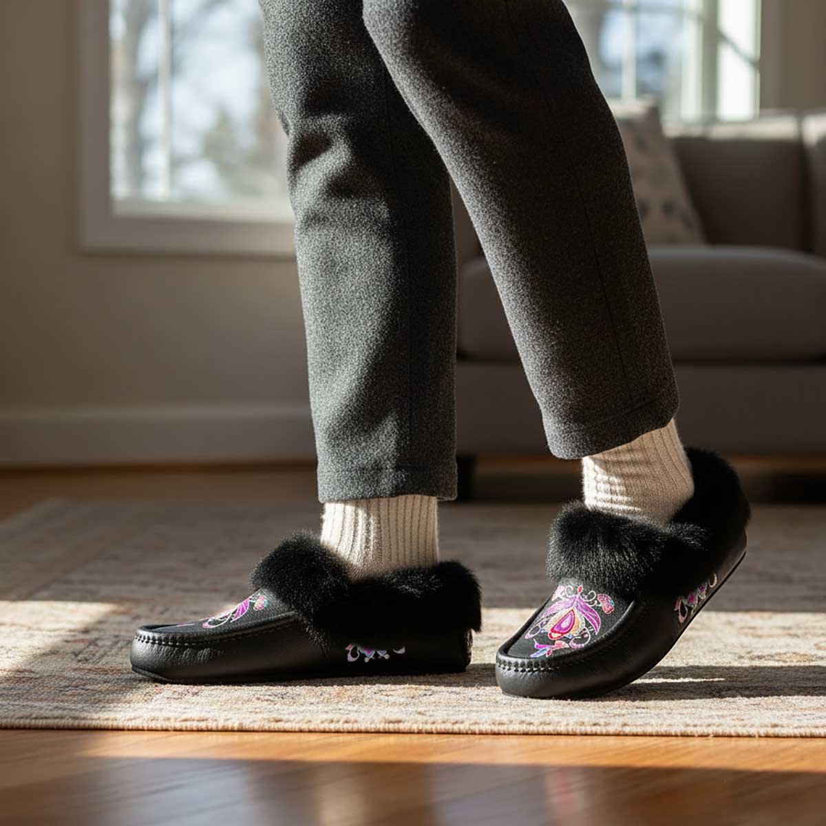 Frosted Leaf Spirit Black Leather Black Fur Moccasin