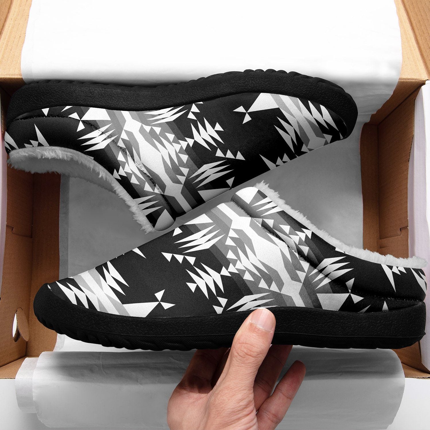 Between the Mountains Black and White Ikinnii Indoor Slipper 49 Dzine